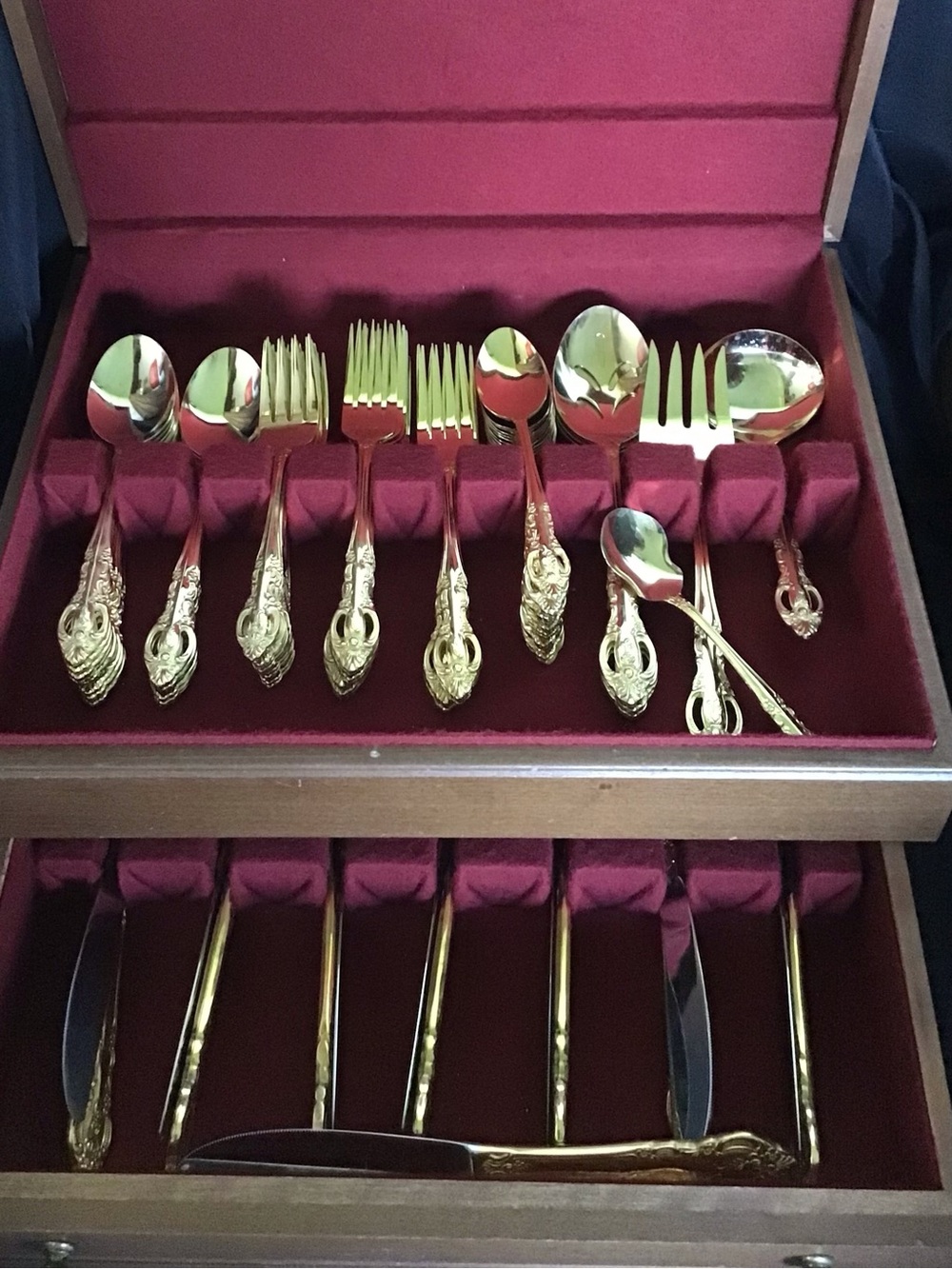 Stunning Goldtone Flatware Set - Elegant Ornate Design 16 place set plus serving